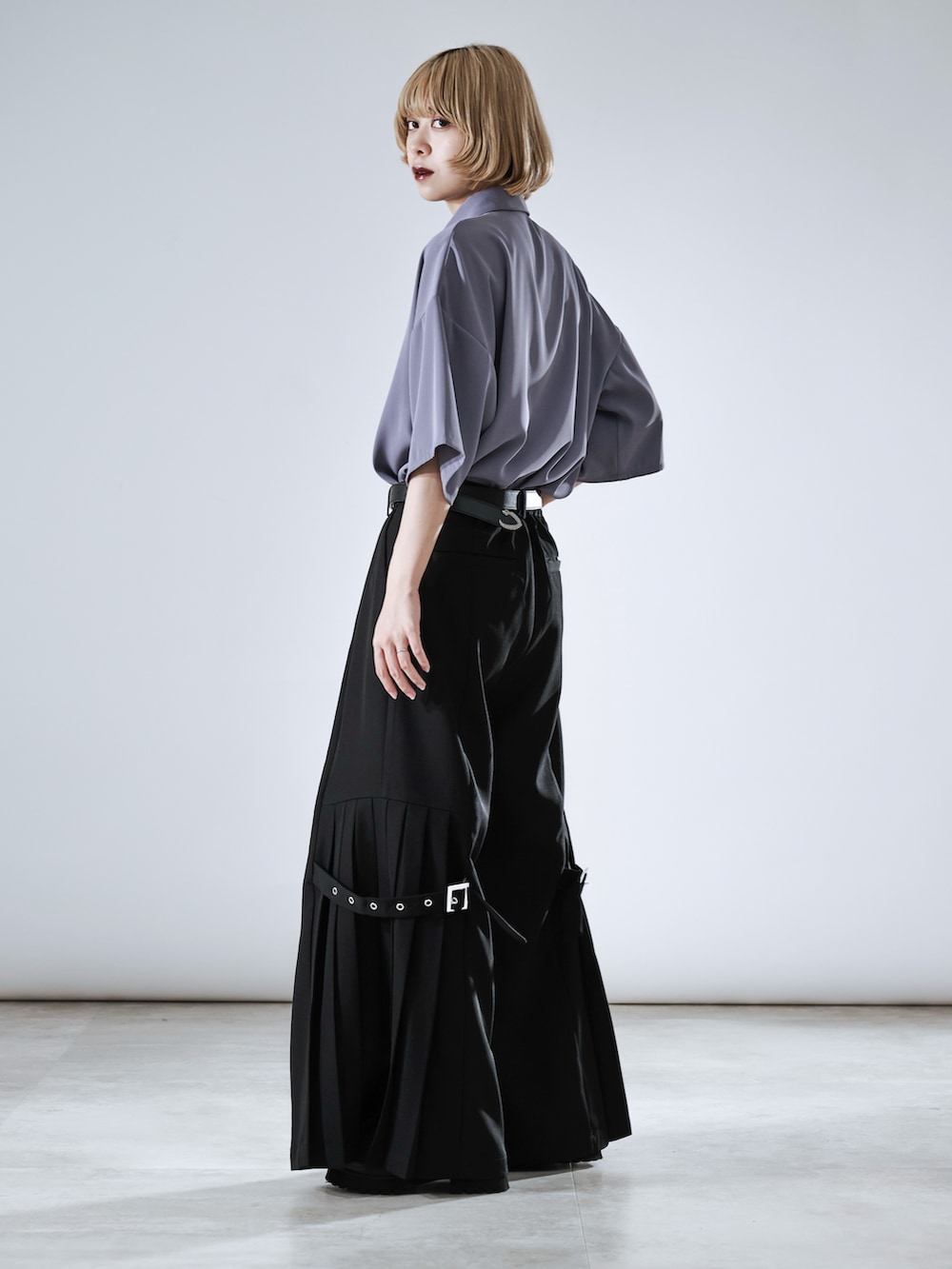 ブルー系のTシャツ/カットソー、グレー系のその他パンツを着用したレディースの春コーディネートの3枚目の写真