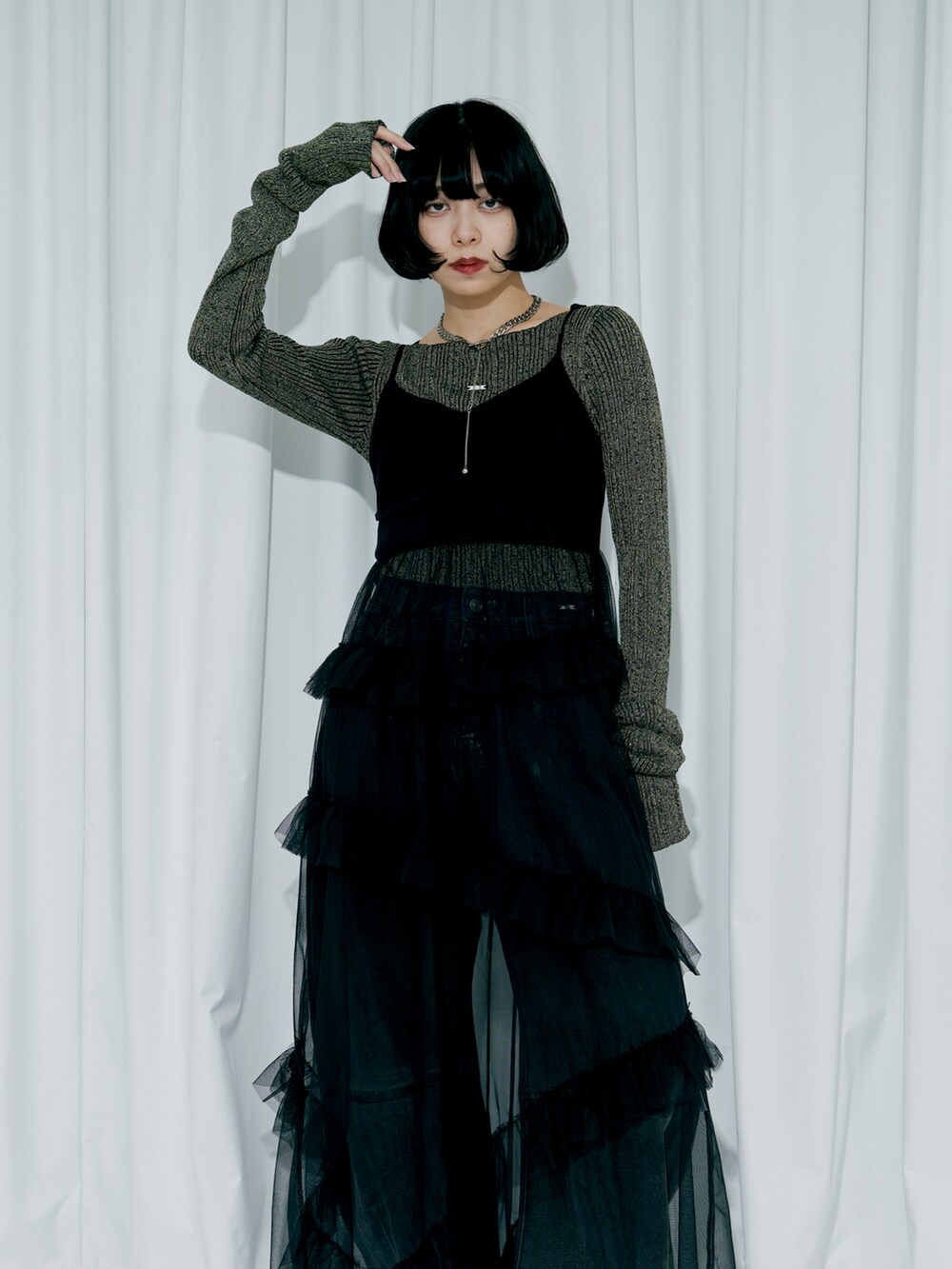 その他のその他トップス、グレー系のデニムパンツ、ブラック系のパンプスを着用したレディースの冬コーディネートの2枚目の写真