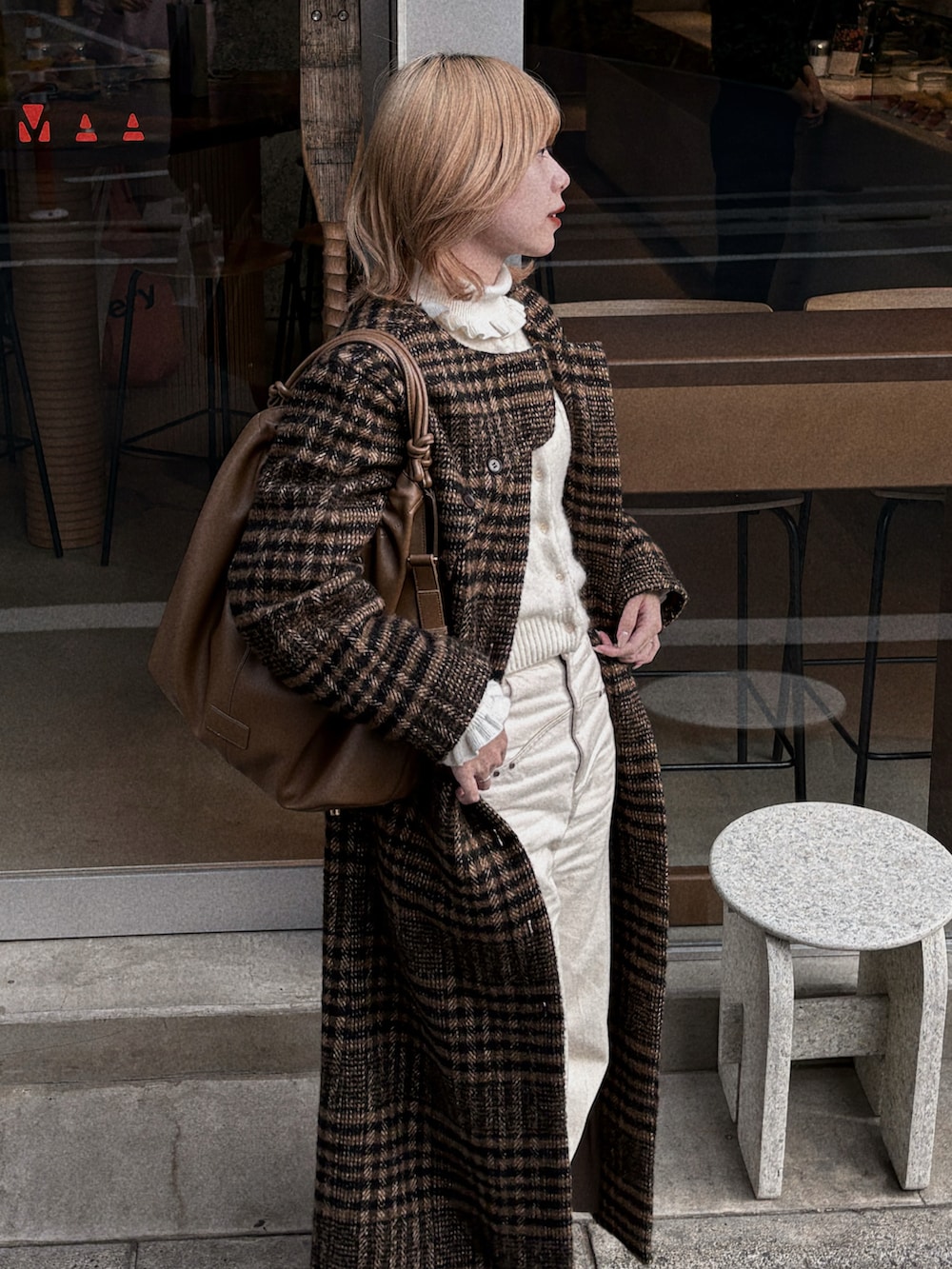 ブラウン系のジャケット/アウター、ブラウン系のバッグ、ブラック系のシューズを着用したレディースの冬コーディネートの2枚目の写真