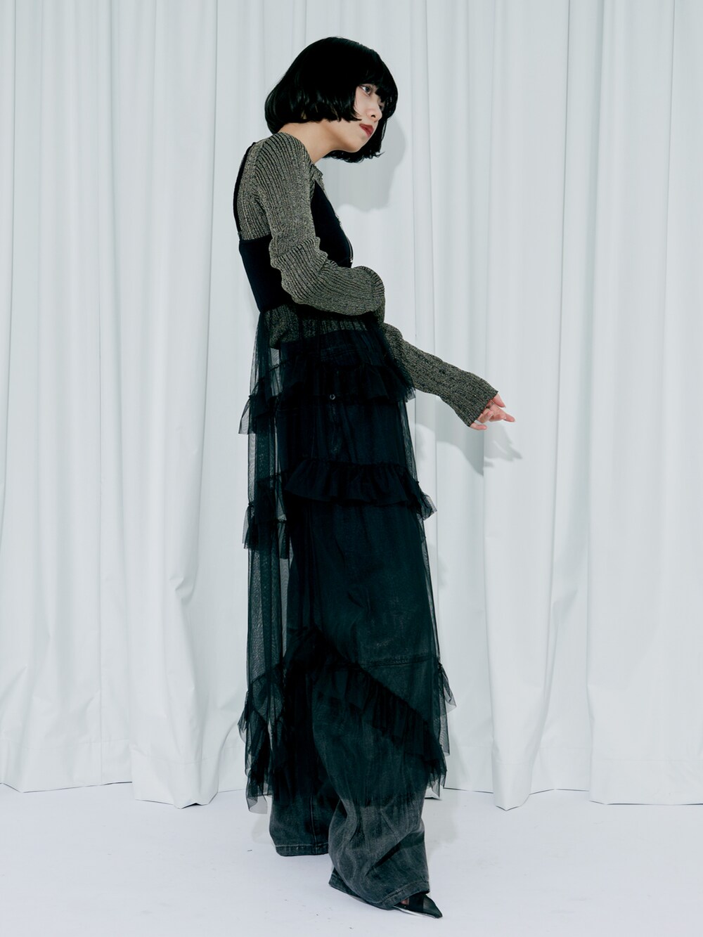 その他のその他トップス、グレー系のデニムパンツ、ブラック系のパンプスを着用したレディースの冬コーディネートの5枚目の写真