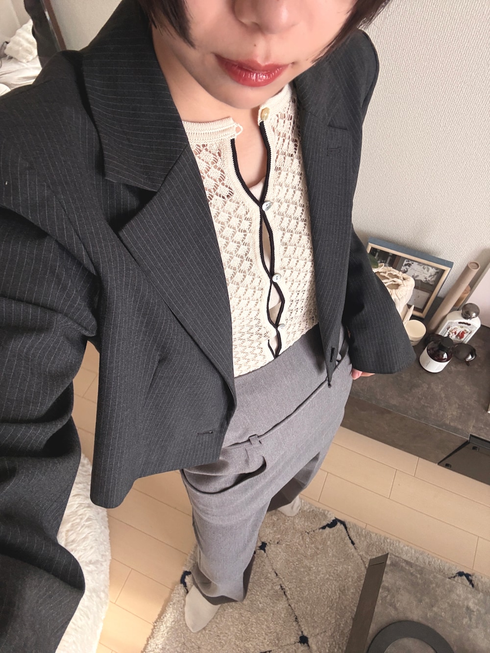 ブラック系のジャケット/アウター、ブラウン系のパンツを着用したレディースの春コーディネートの2枚目の写真