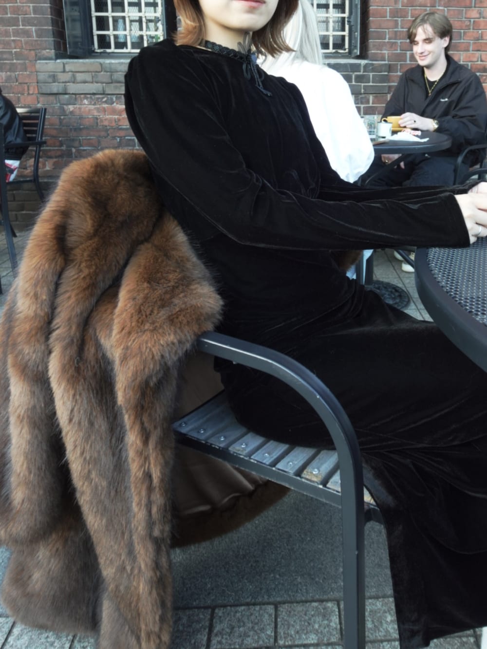 ブラウン系のジャケット/アウター、ブラック系のドレス、ブラウン系のバッグを着用したレディースの秋コーディネートの5枚目の写真