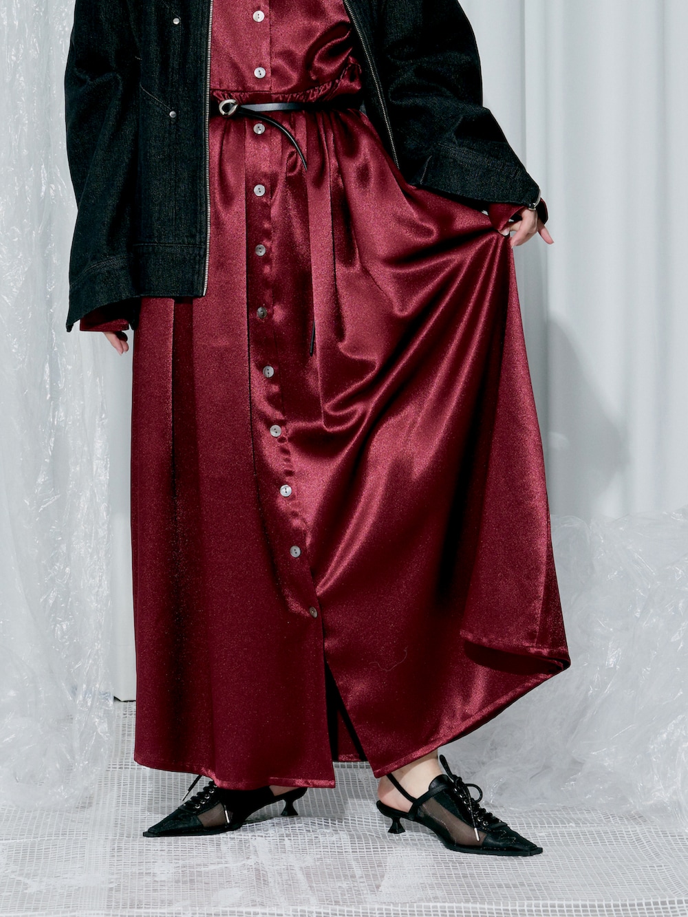 レッド系のワンピース、ブラック系のその他アウターを着用したレディースの冬コーディネートの2枚目の写真