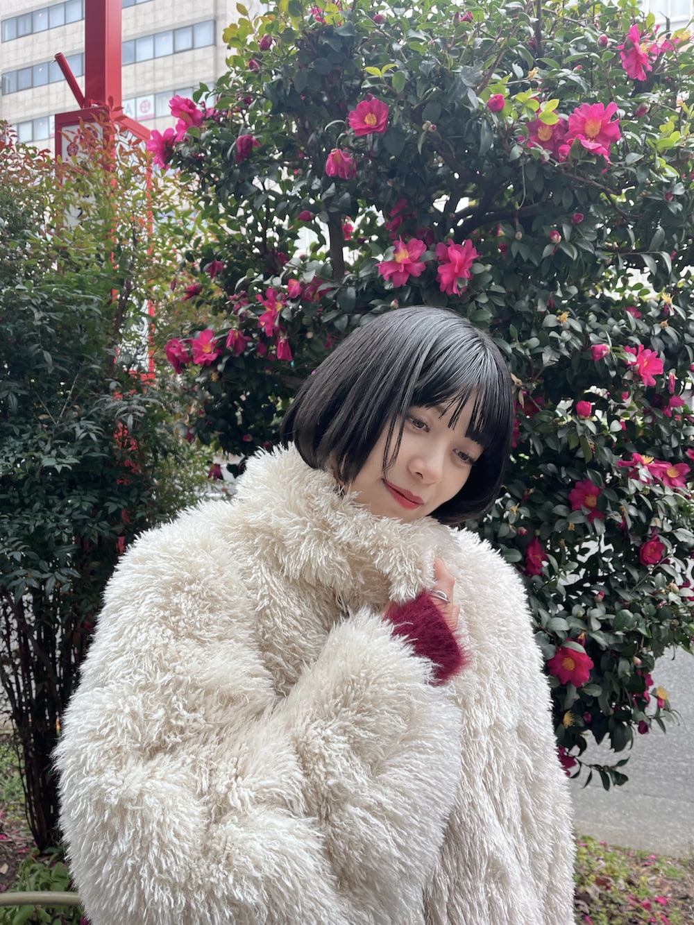 「休日スタイル、楽チンコーデ、冬服コーデ、大人女子、オトナカワイイ、おしゃれさんと繋がりたい、アウターコーデ」｜「EzickのMany ribbon ティアードボリュームワンピース（ワンピース、ブラック系）」を使った、ecrumさん（レディース・162cm）の冬コーディネートの2枚目の写真