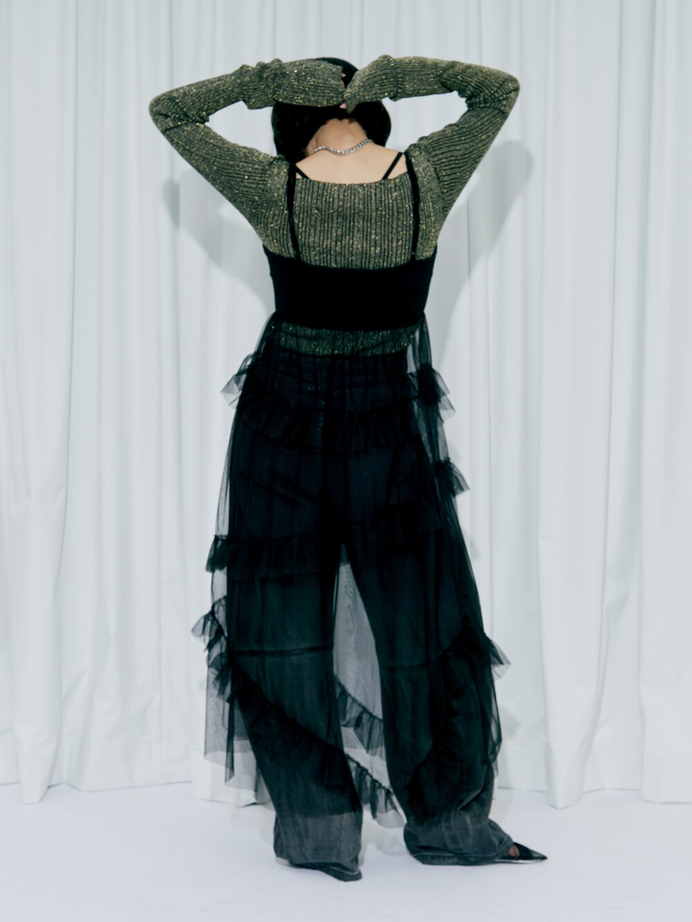 その他のその他トップス、グレー系のデニムパンツ、ブラック系のパンプスを着用したレディースの冬コーディネートの4枚目の写真