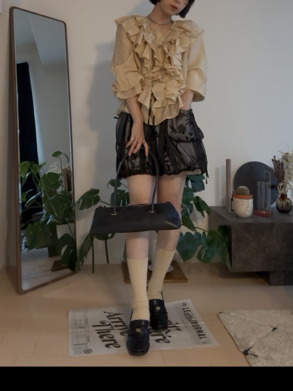 イエロー系のシャツ/ブラウス、ブラック系のスカート、ブラック系のローファーを着用したレディースの夏コーディネートの4枚目の写真