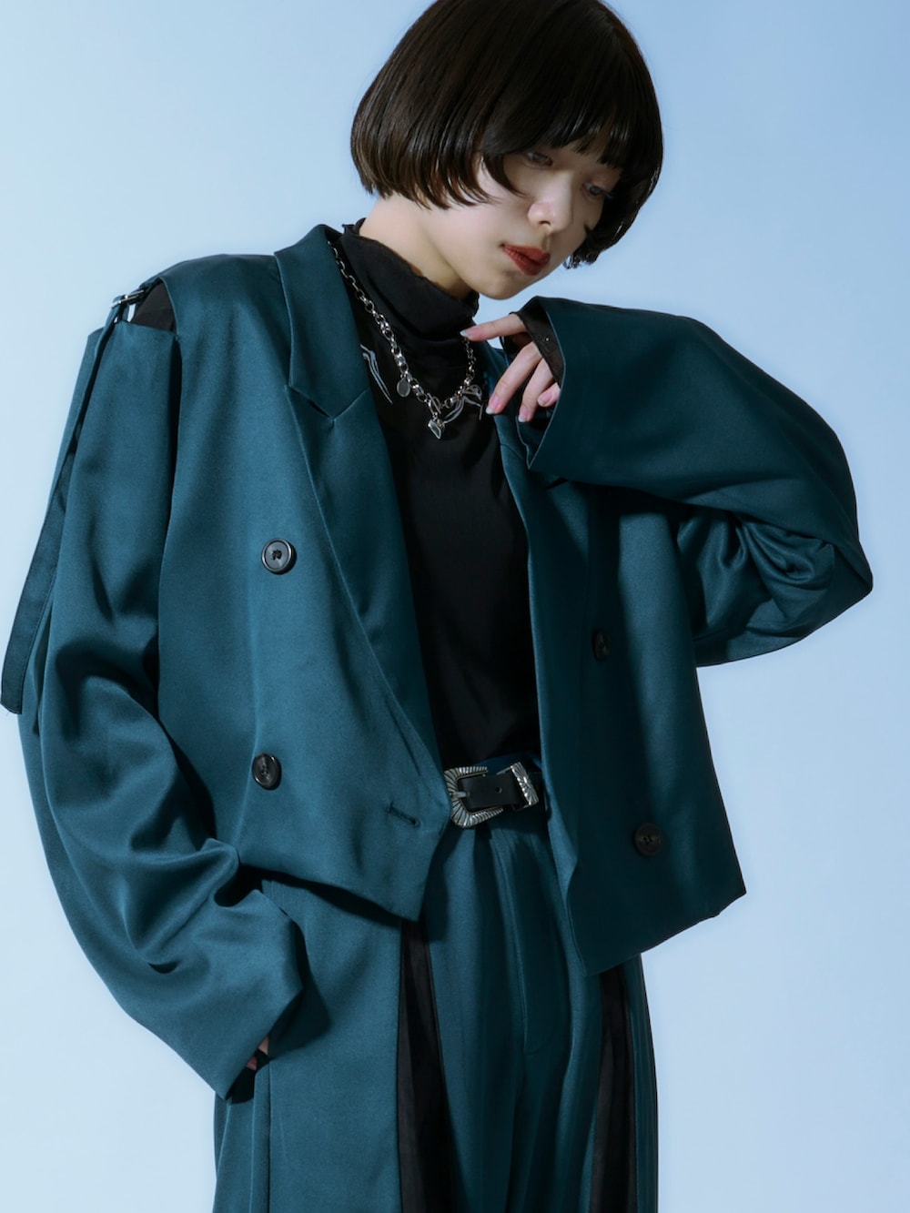 グリーン系のテーラードジャケット、グリーン系のその他パンツを着用したレディースの春コーディネートの3枚目の写真