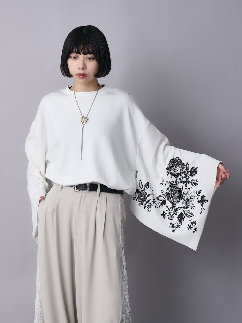 ホワイト系のTシャツ/カットソー、ベージュ系のパンツ、ブラック系のローファーを着用したレディースの春コーディネートの2枚目の写真