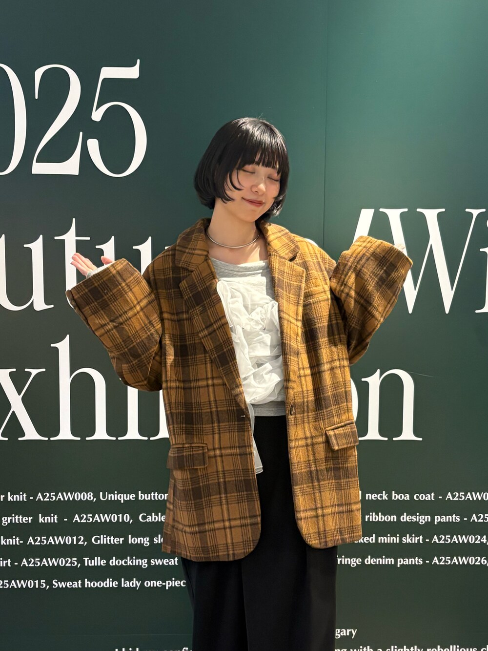 ブラウン系のジャケット/アウターを着用したレディースの夏コーディネートの2枚目の写真