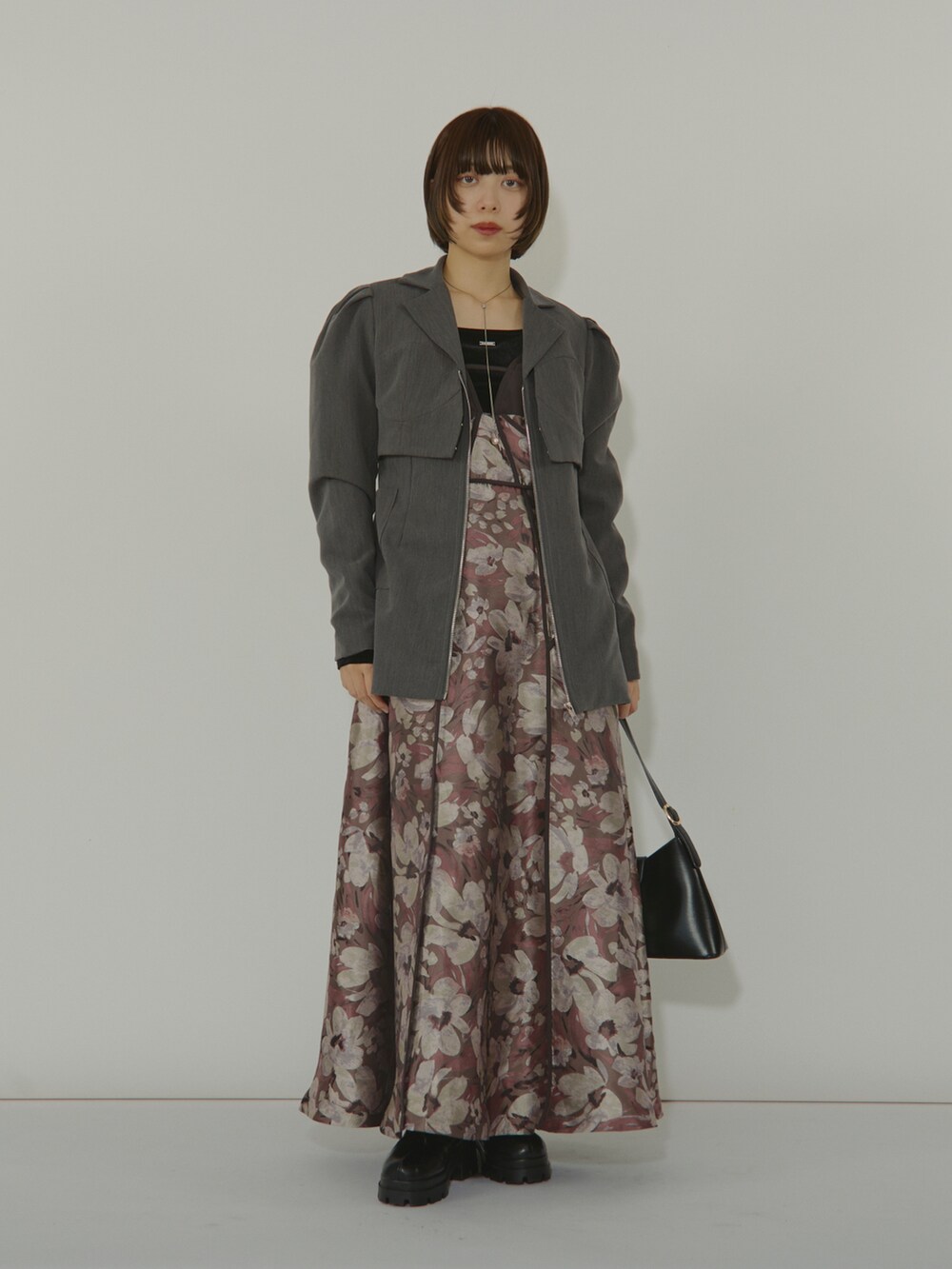 ピンク系のワンピース/ドレス、ブラック系のその他アウター、ブルー系のTシャツ/カットソーを着用したレディースの冬コーディネートの5枚目の写真