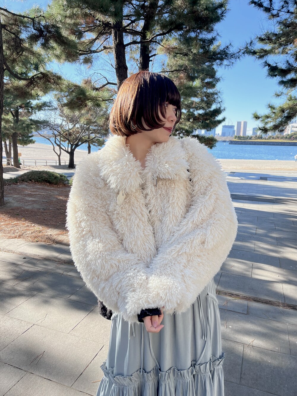 「冬コーデ、マイベストコーデ2024、休日スタイル、大人かわいい、デート、あったかコーデ」｜「Chicoの【お気に入り登録者2万人突破！/好評価レビュー/４色展開】プードルコート（その他アウター、ホワイト系）」を使った、ecrumさん（レディース・162cm）の冬コーディネートの2枚目の写真