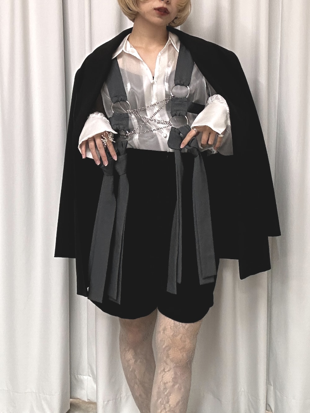 ホワイト系のシャツ/ブラウス、ブラック系のパンプス、グレー系のベルトを着用したレディースの春コーディネートの2枚目の写真