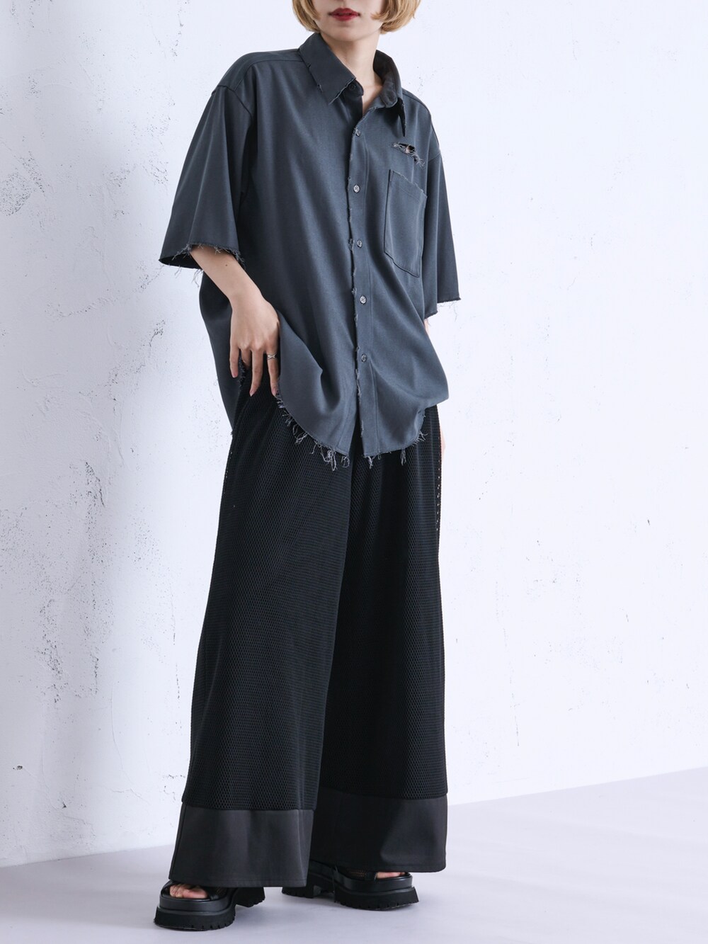 ブルー系のTシャツ/カットソー、ブラック系のその他パンツ、ブラック系のサンダルを着用したレディースの春コーディネートの5枚目の写真