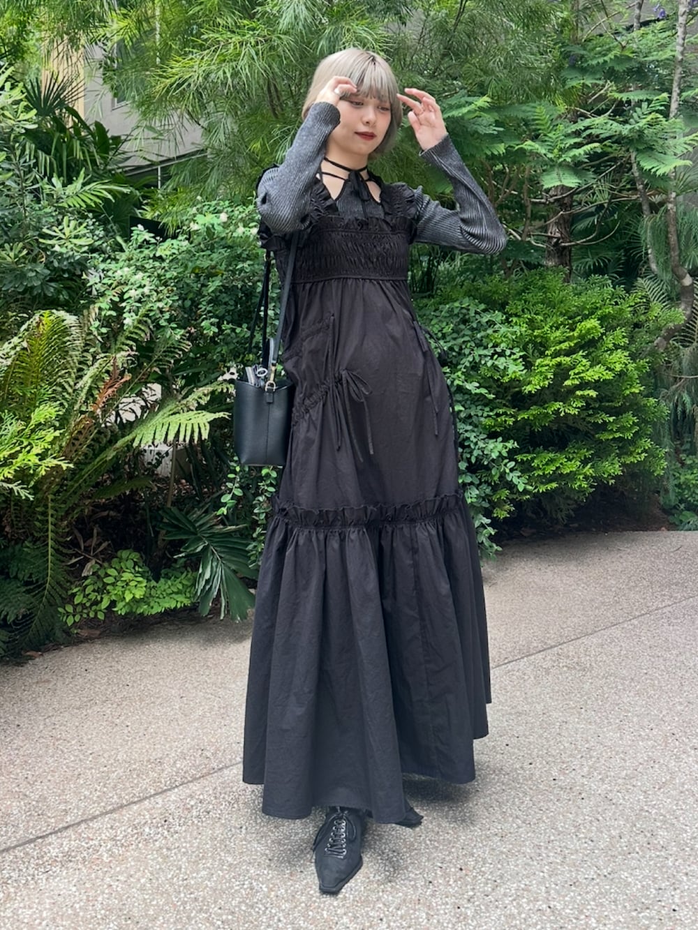 ブラック系のワンピース、パープル系のニット/セーター、ブラック系のパンプスを着用したレディースの夏コーディネートの2枚目の写真