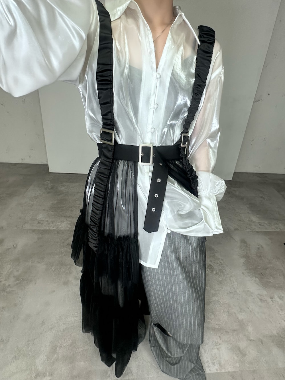 ホワイト系のシャツ/ブラウス、グレー系のスラックス、ブラック系のパンプスを着用したレディースの春コーディネートの3枚目の写真