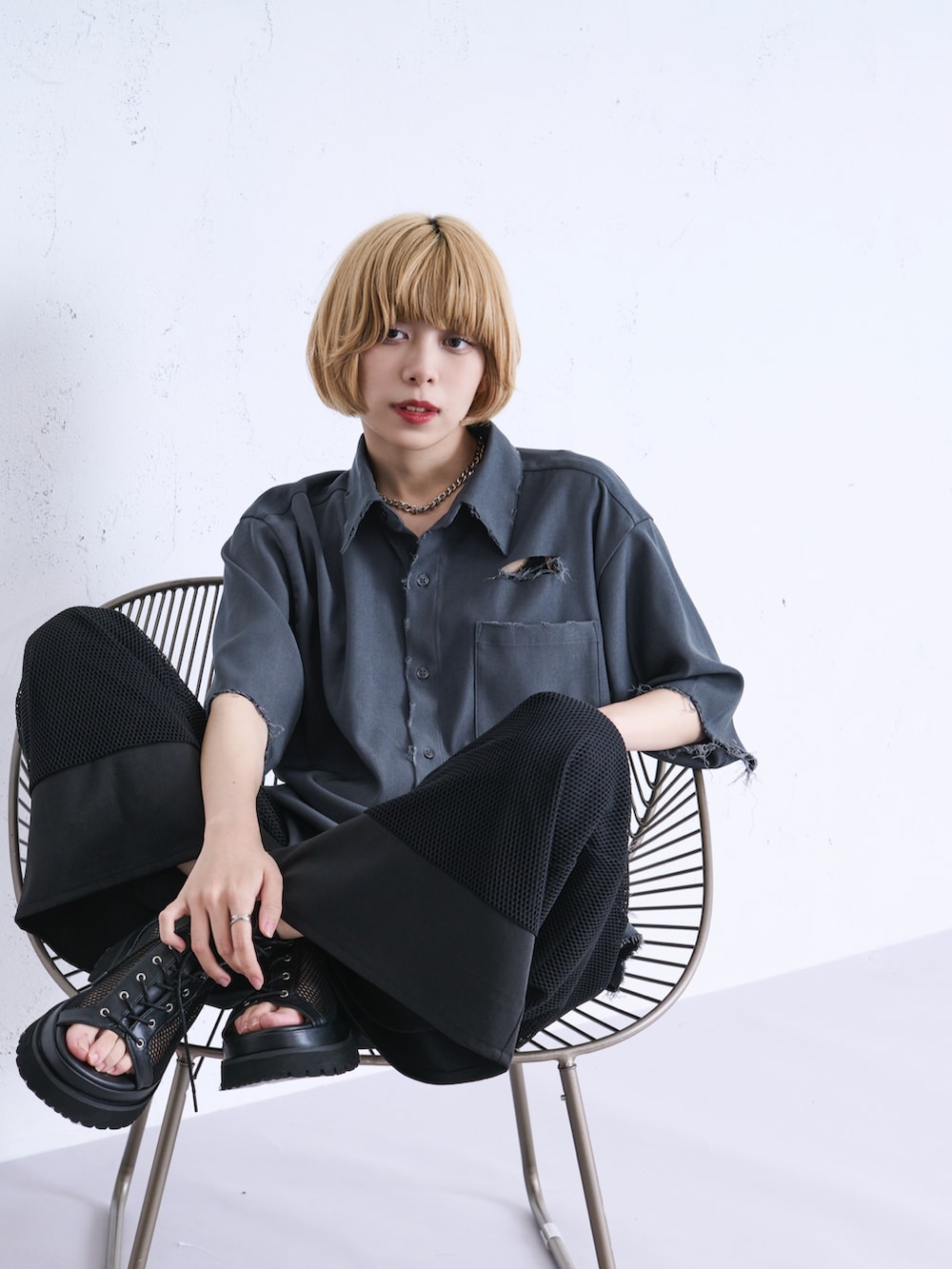 ブルー系のTシャツ/カットソー、ブラック系のその他パンツ、ブラック系のサンダルを着用したレディースの春コーディネートの3枚目の写真