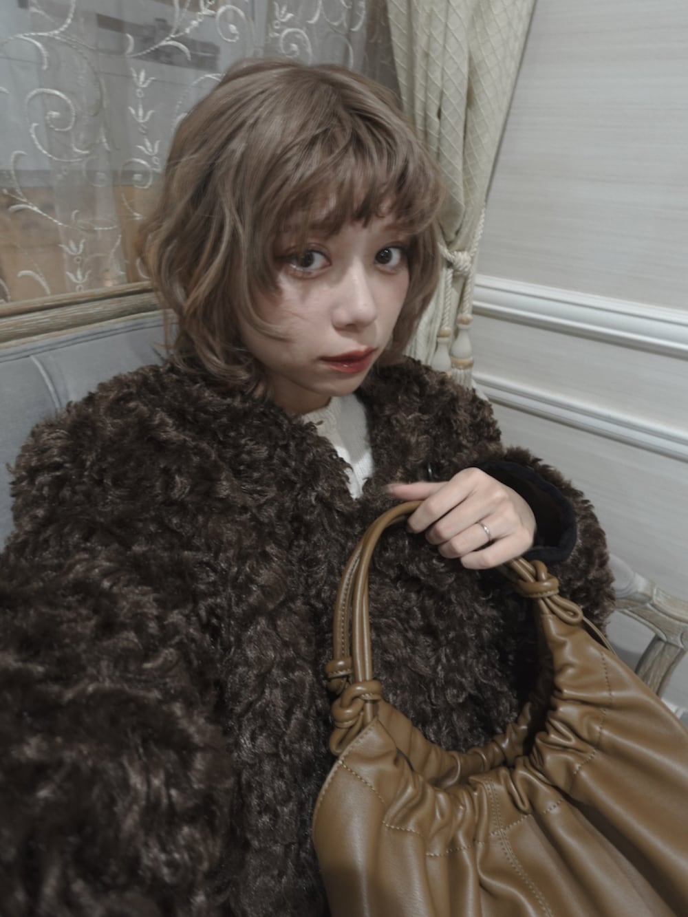 ブラック系のブーツ、ベージュ系のその他トップス、ブラウン系のジャケット/アウターを着用したレディースの冬コーディネートの2枚目の写真