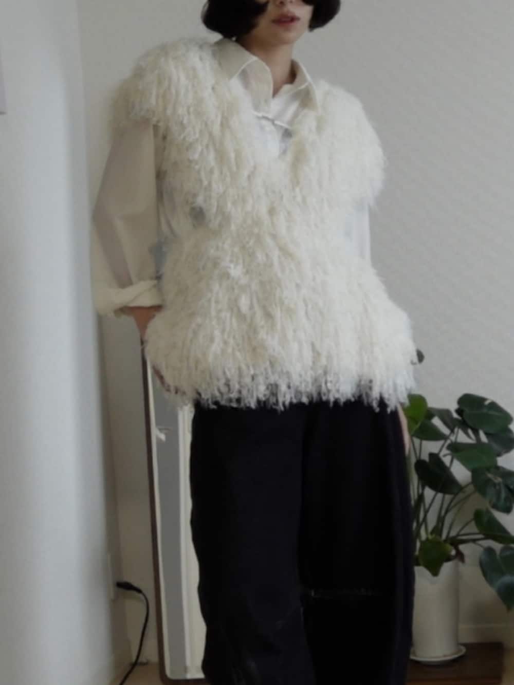 ホワイト系のベスト、ブラック系のデニムパンツ、ホワイト系のシャツ/ブラウスを着用したレディースの夏コーディネートの2枚目の写真