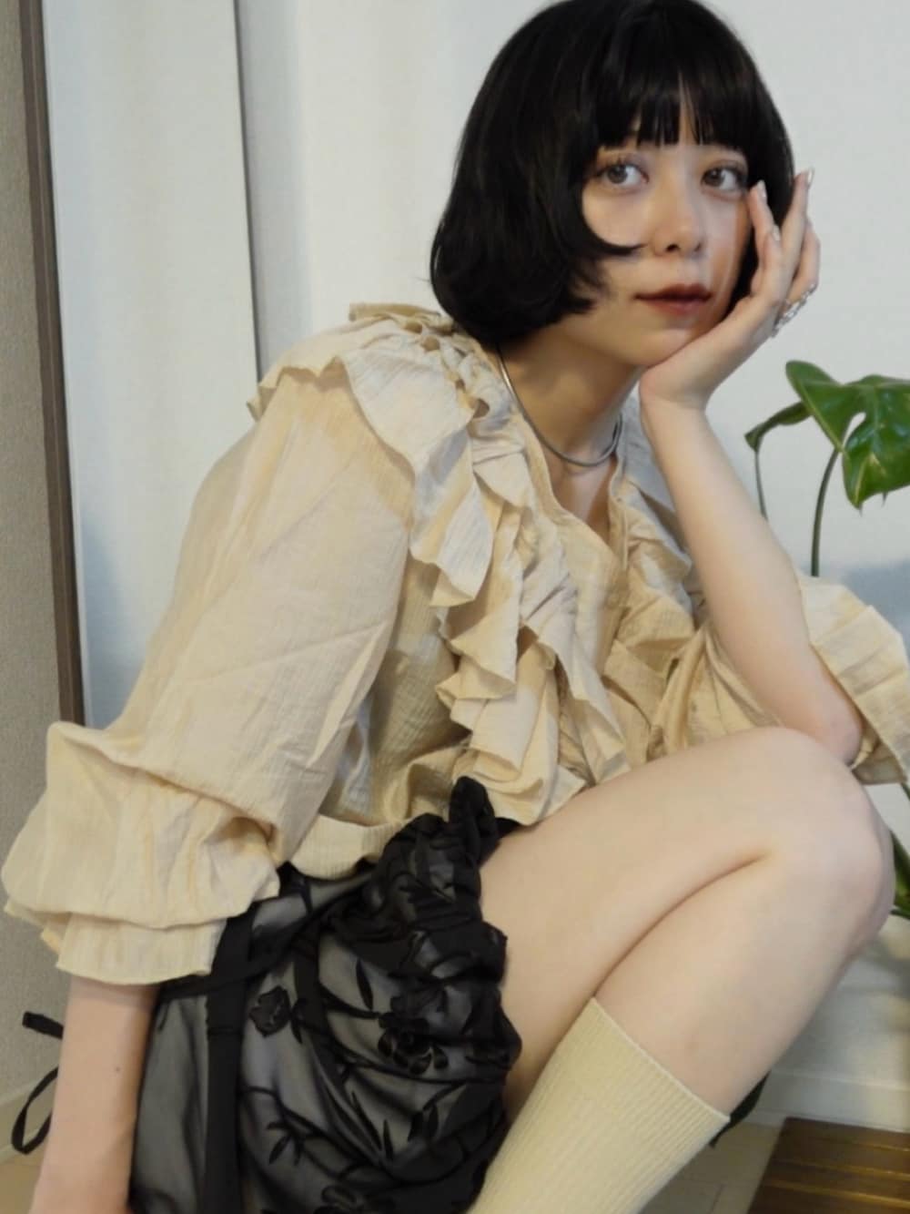 イエロー系のシャツ/ブラウス、ブラック系のスカート、ブラック系のローファーを着用したレディースの夏コーディネートの2枚目の写真