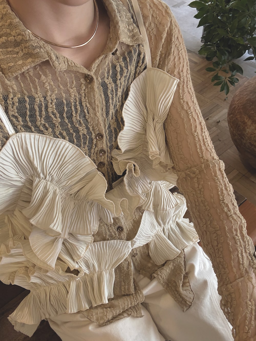 ホワイト系のトップスを着用したレディースの秋コーディネートの5枚目の写真