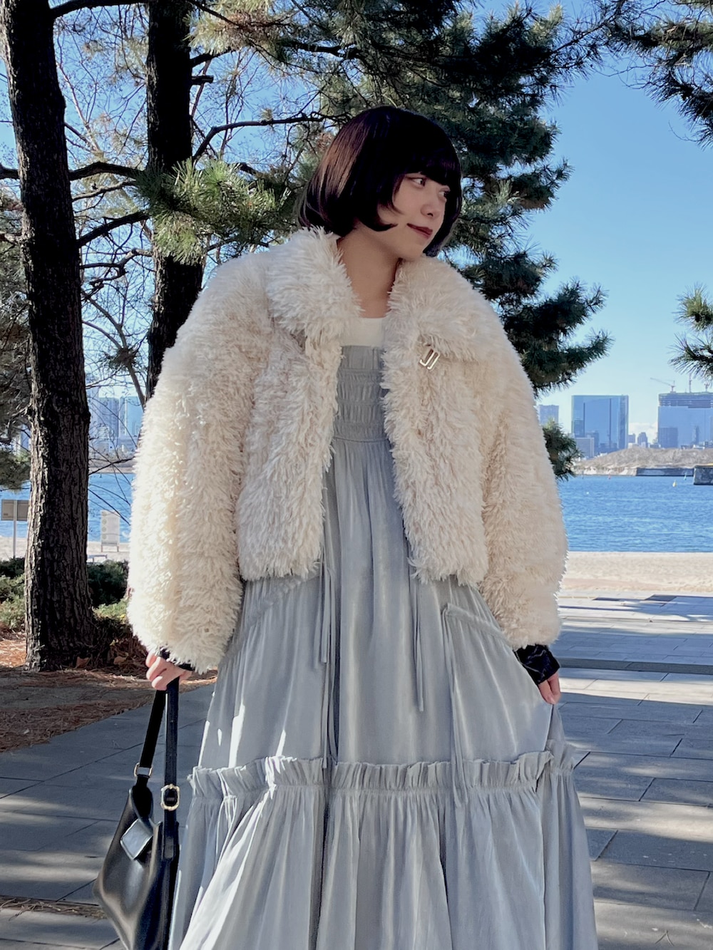 「冬コーデ、マイベストコーデ2024、休日スタイル、大人かわいい、大人ファッション、大人ガーリー」｜「Chicoの【お気に入り登録者2万人突破！/好評価レビュー/４色展開】プードルコート（その他アウター、ホワイト系）」を使った、ecrumさん（レディース・162cm）の冬コーディネートの2枚目の写真