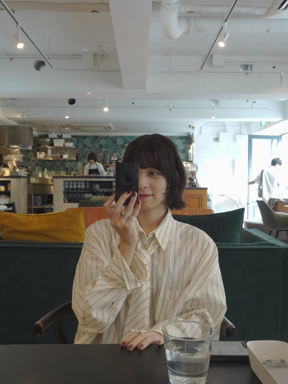 その他のローファー、ブラック系のパンツ、ブラック系のショルダーバッグを着用したレディースの秋コーディネートの3枚目の写真