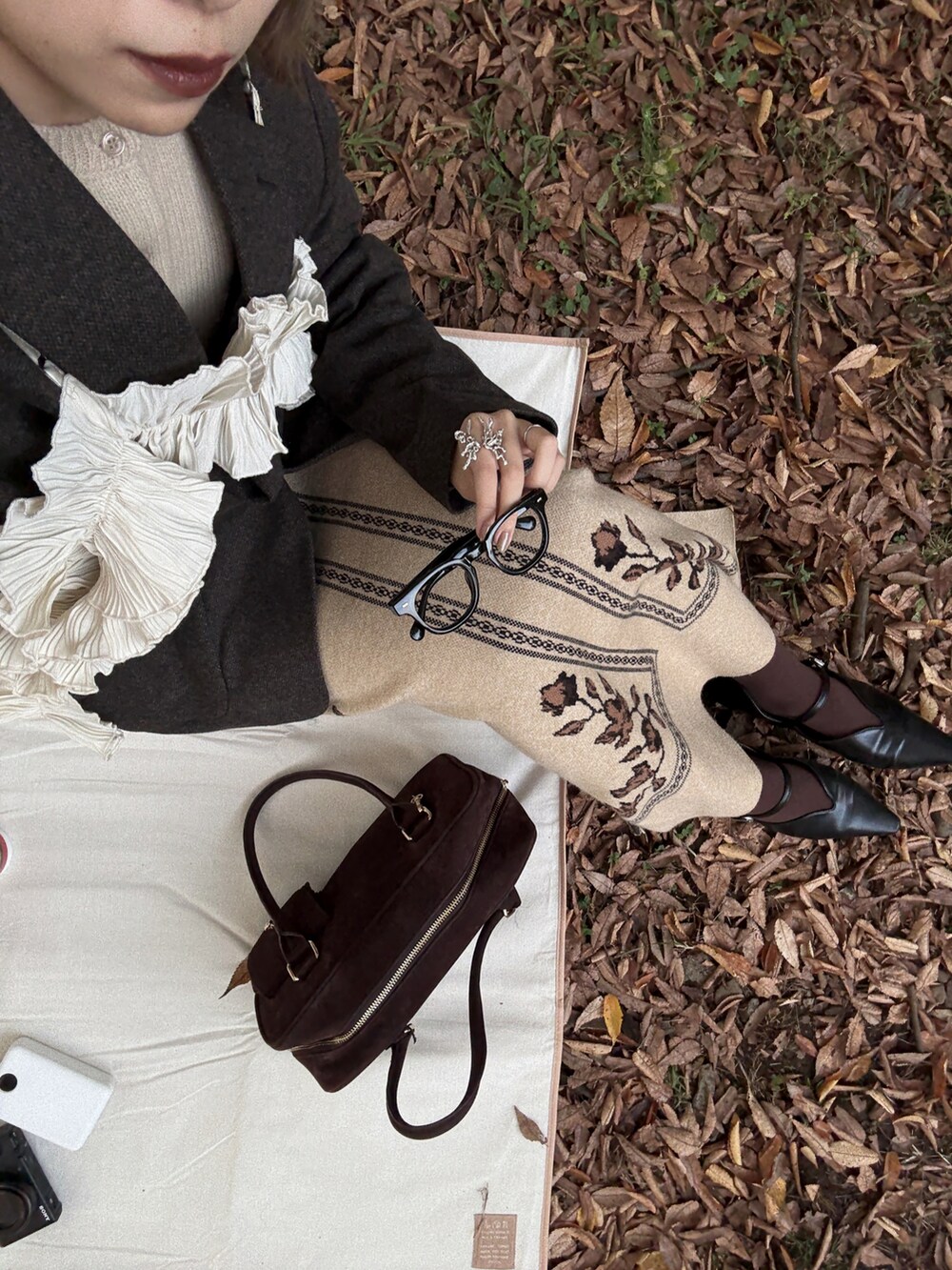 ブラック系のパンプス、ホワイト系のその他トップス、ブラウン系のジャケット/アウターを着用したレディースの秋コーディネートの5枚目の写真