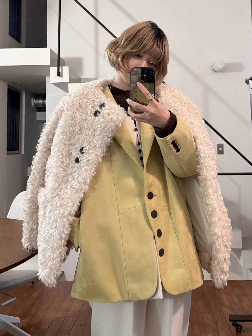 ブラウン系のパンツを着用したレディースの春コーディネートの2枚目の写真