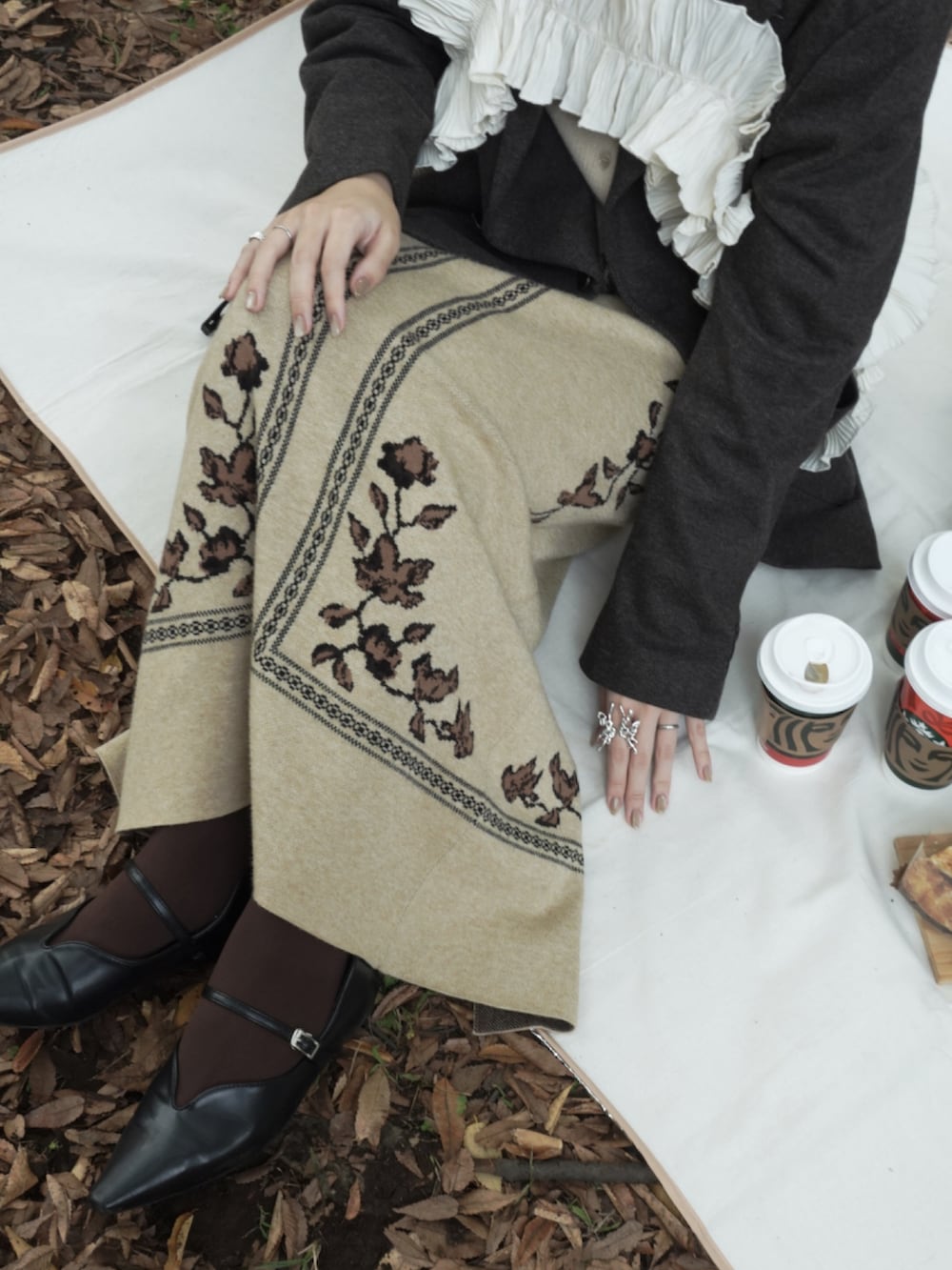 ブラック系のパンプス、ホワイト系のその他トップス、ブラウン系のジャケット/アウターを着用したレディースの秋コーディネートの3枚目の写真