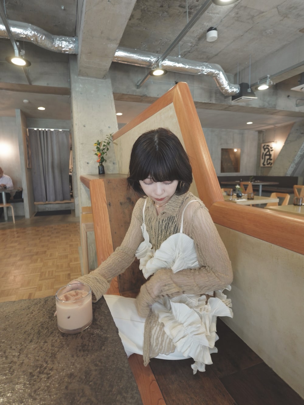 ホワイト系のトップスを着用したレディースの秋コーディネートの2枚目の写真