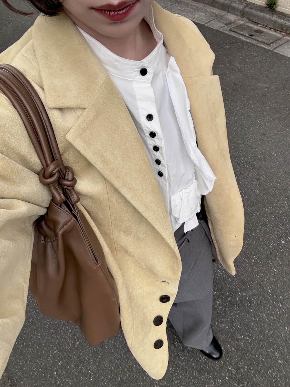 ブラウン系のパンツ、ホワイト系のシャツ/ブラウスを着用したレディースの春コーディネートの3枚目の写真
