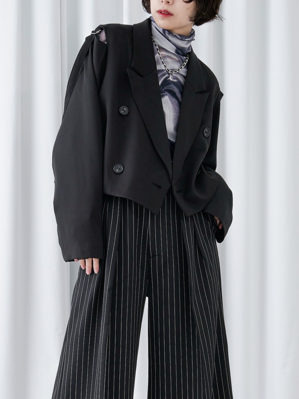 ブラック系のTシャツ/カットソー、ブルー系のその他パンツを着用したレディースの春コーディネートの3枚目の写真