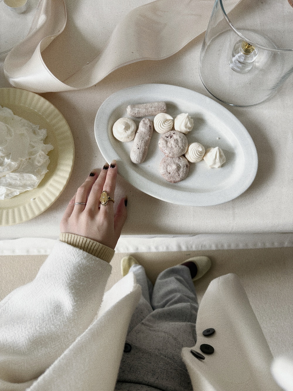 ホワイト系のジャケット/アウター、グリーン系のバレエシューズ、ホワイト系のその他トップスを着用したレディースの冬コーディネートの3枚目の写真