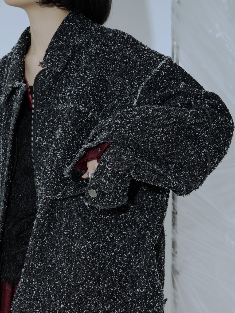 レッド系のワンピース、ブラック系のブーツ、ブラック系のデニムジャケットを着用したレディースの冬コーディネートの3枚目の写真