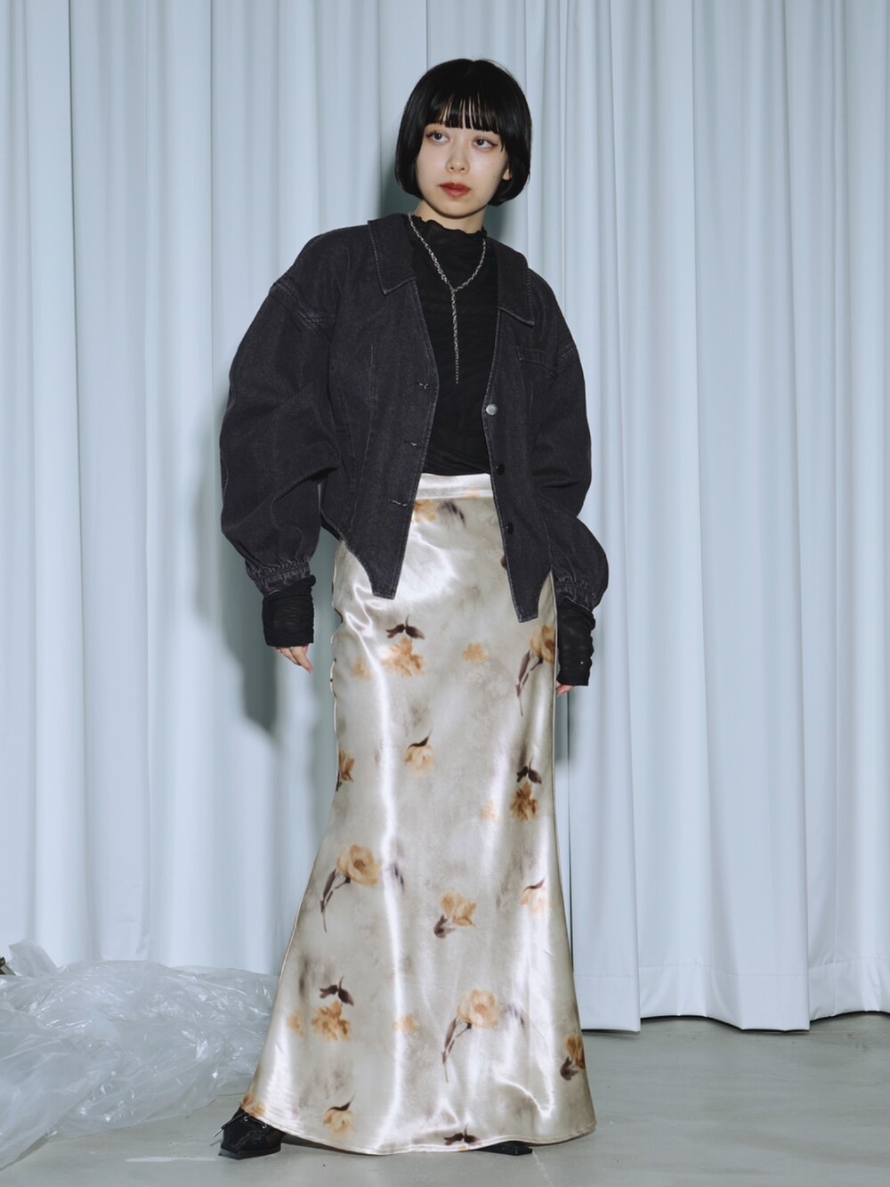 ブラック系のテーラードジャケット、ブラック系のその他トップス、パープル系のスカートを着用したレディースの春コーディネートの3枚目の写真