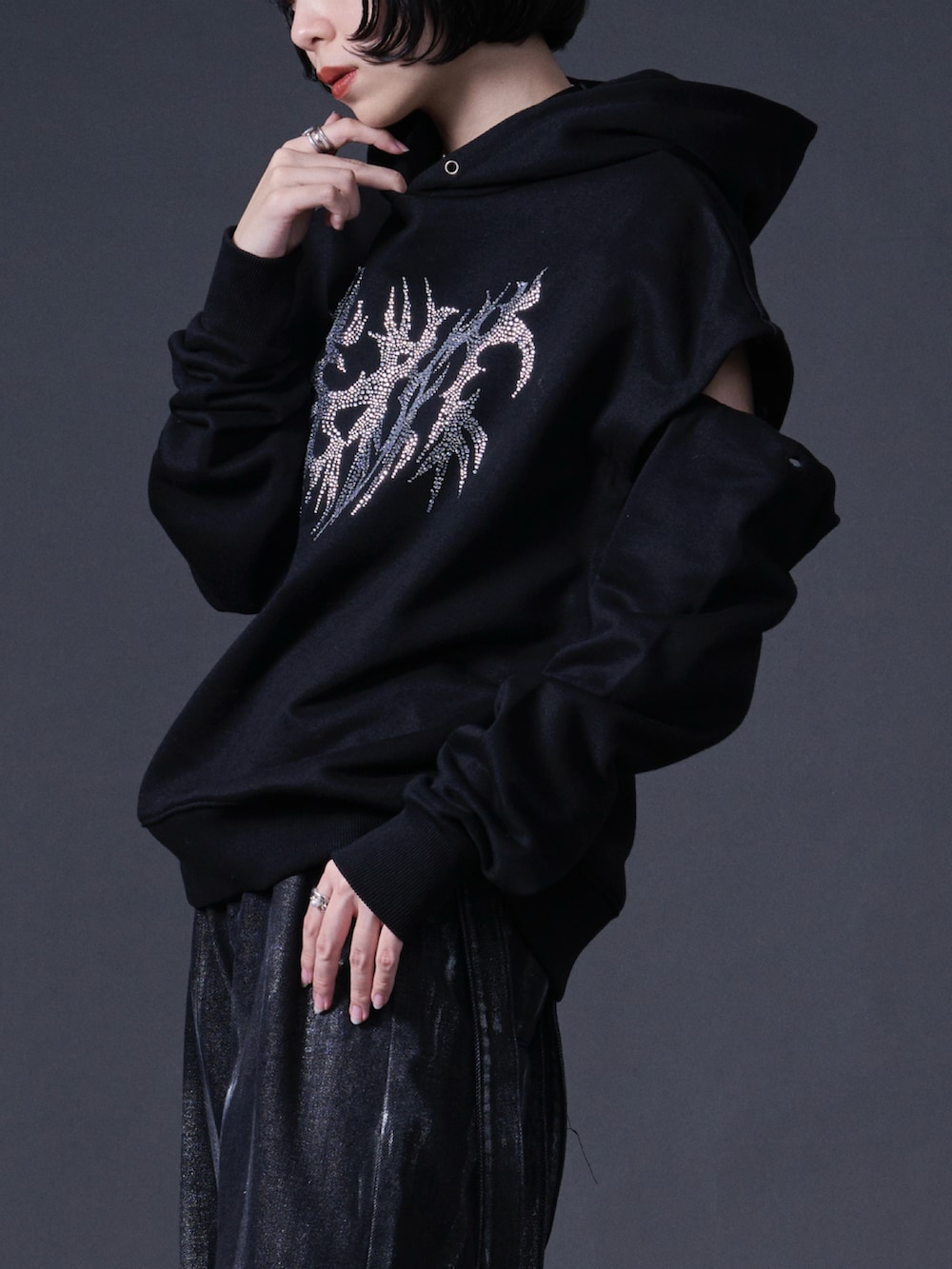 ブラック系のパーカー、ブラック系のデニムパンツ、ブラック系のローファーを着用したレディースの冬コーディネートの4枚目の写真