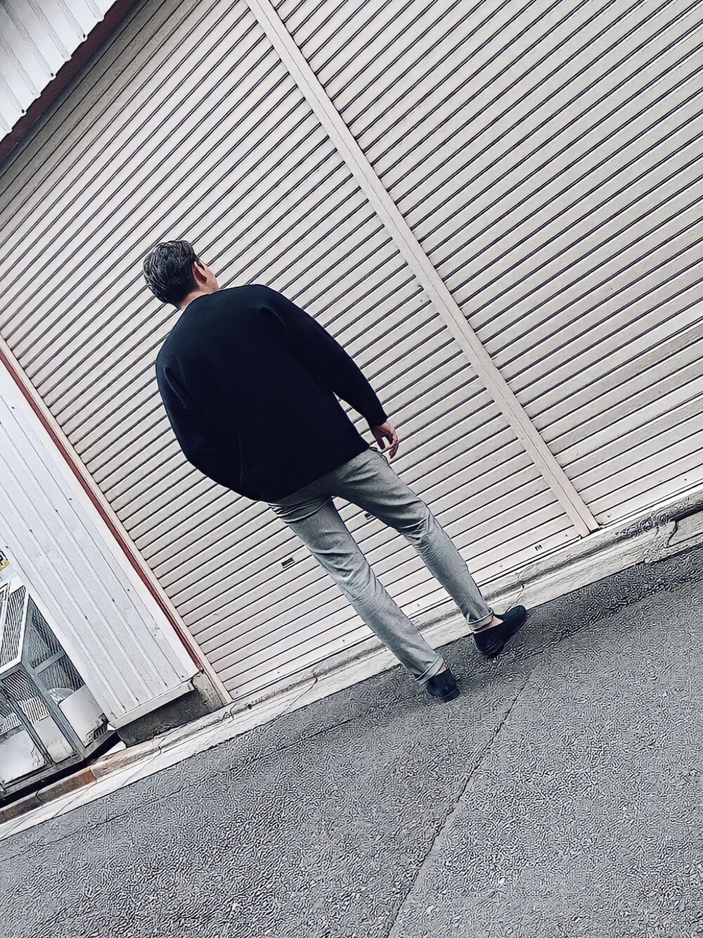 ブラック系のカーディガン/ボレロ、ブラック系のニット/セーター、グレー系のその他パンツを着用したメンズの秋コーディネートの2枚目の写真