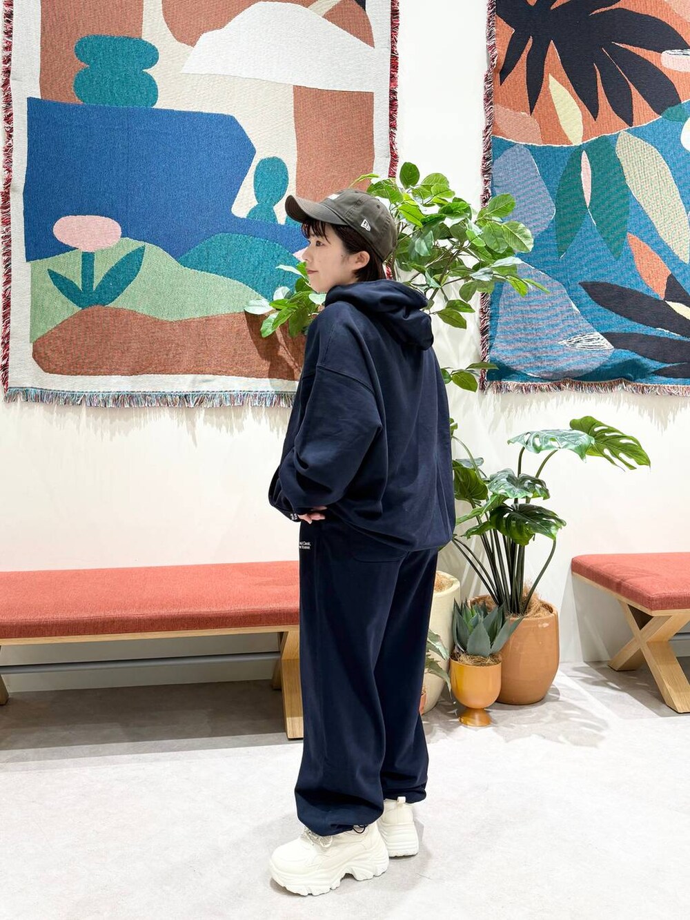 ブルー系のスウェット、ブルー系のスウェットパンツ、ホワイト系のスニーカーを着用したレディースの秋コーディネートの4枚目の写真