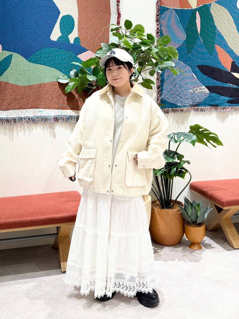 ブラック系のローファー、ホワイト系のその他アウター、グレー系のスウェットを着用したレディースの冬コーディネートの5枚目の写真