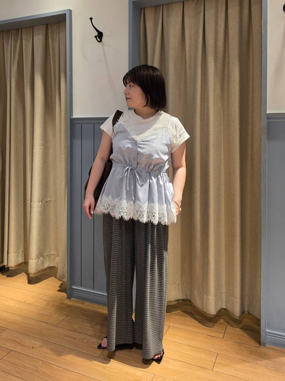 ブルー系のキャミソール、グレー系のその他パンツ、ホワイト系のTシャツ/カットソーを着用したレディースの夏コーディネートの2枚目の写真