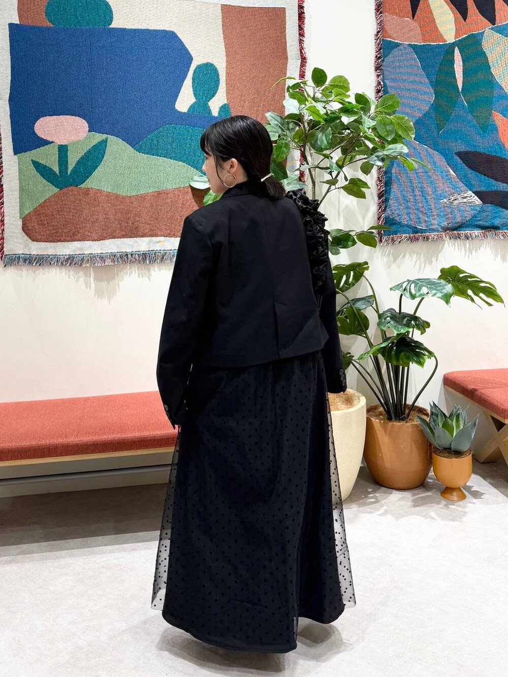 ブラック系のブーツ、ブラック系のテーラードジャケット、ホワイト系のシャツ/ブラウスを着用したレディースの冬コーディネートの3枚目の写真