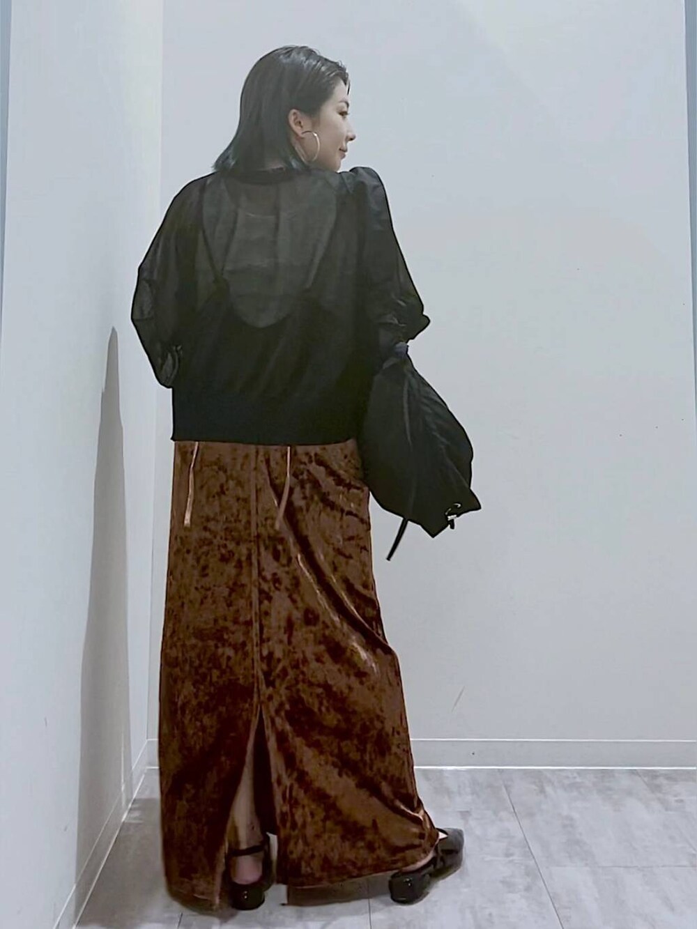 ブラック系のカーディガン/ボレロ、ホワイト系のタンクトップ、ブラック系のサンダルを着用したレディースの夏コーディネートの3枚目の写真