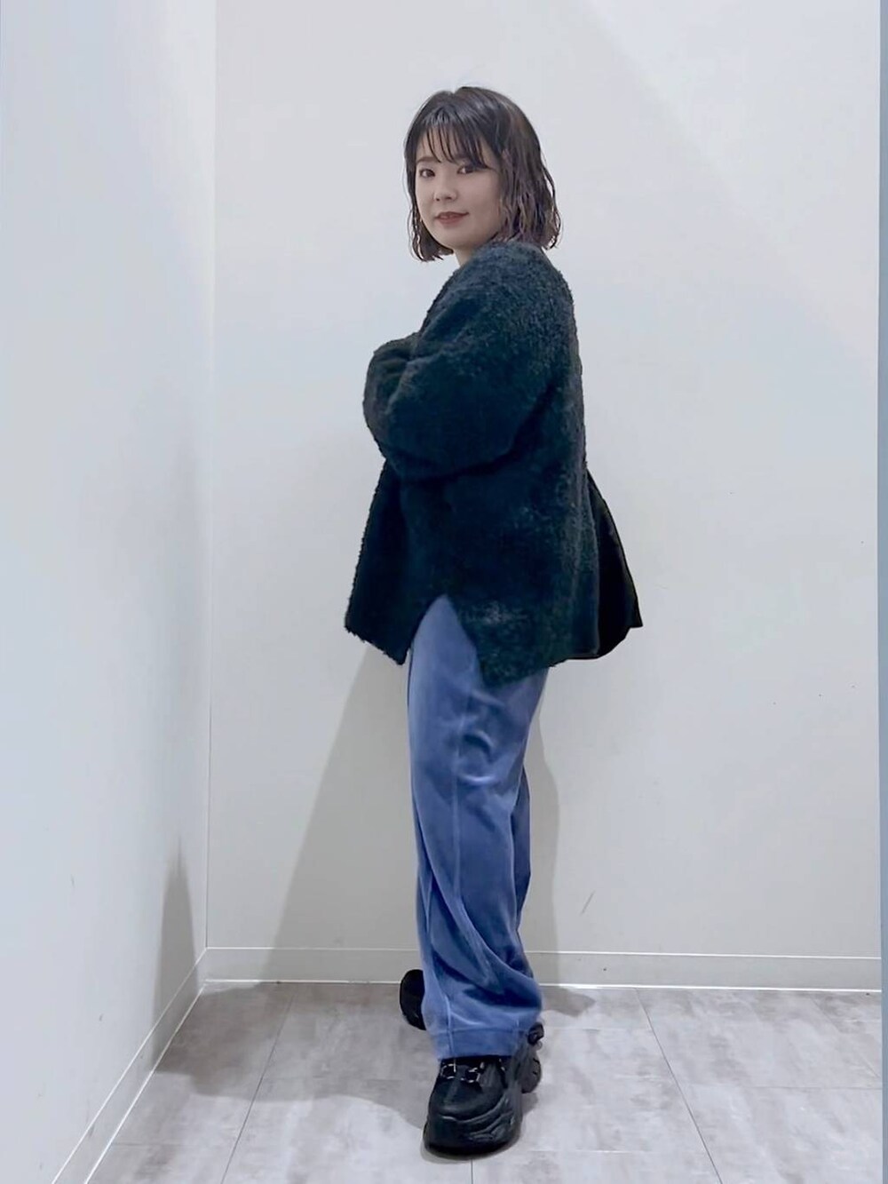 「低身長、カジュアル、差し色コーデ、ローリーズスタイル_LOWRYS FARM、大人女子カジュアル_LOWRYS FARM、LOWRYS FARM」|「LOWRYS FARMの2WAYメランジプルオーバーLS 960948(ニット/セーター、ブラック系)」を使った、aikaさん(レディース・147cm)の冬コーディネートの2枚目の写真