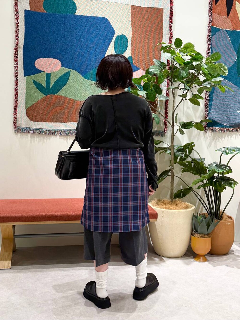 グレー系のその他パンツ、ブルー系のシャツ/ブラウス、ブラック系のボストンバッグを着用したレディースの秋コーディネートの3枚目の写真