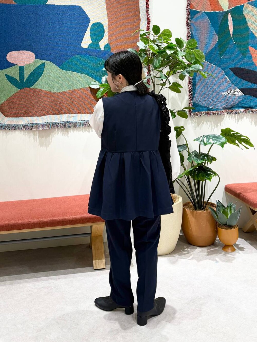 ブルー系のその他パンツ、ブルー系のベスト、ホワイト系のシャツ/ブラウスを着用したレディースの冬コーディネートの2枚目の写真