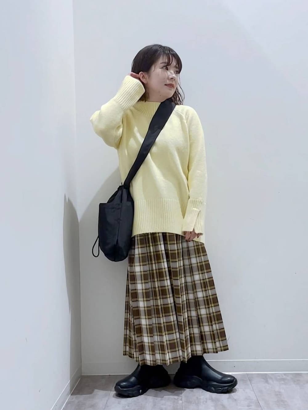 「大人女子カジュアル_LOWRYS FARM、LOWRYS FARM、スカート、低身長、カジュアル、差し色コーデ、ローリーズスタイル_LOWRYS FARM、ニット、冬コーデ、デート/ロマンティック、体型カバー」｜「LOWRYS FARMのモチモチハイネックプルオーバーＬＳ　968925（ニット/セーター、イエロー系）」を使った、aikaさん（レディース・147cm）の冬コーディネートの5枚目の写真