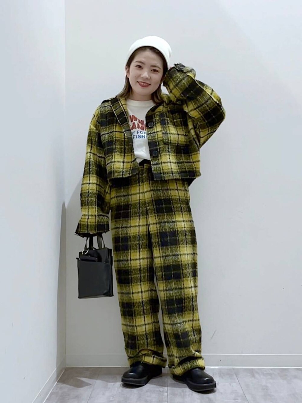 ブラック系のブーツ、イエロー系のその他パンツ、イエロー系のシャツ/ブラウスを着用したレディースの秋コーディネートの3枚目の写真