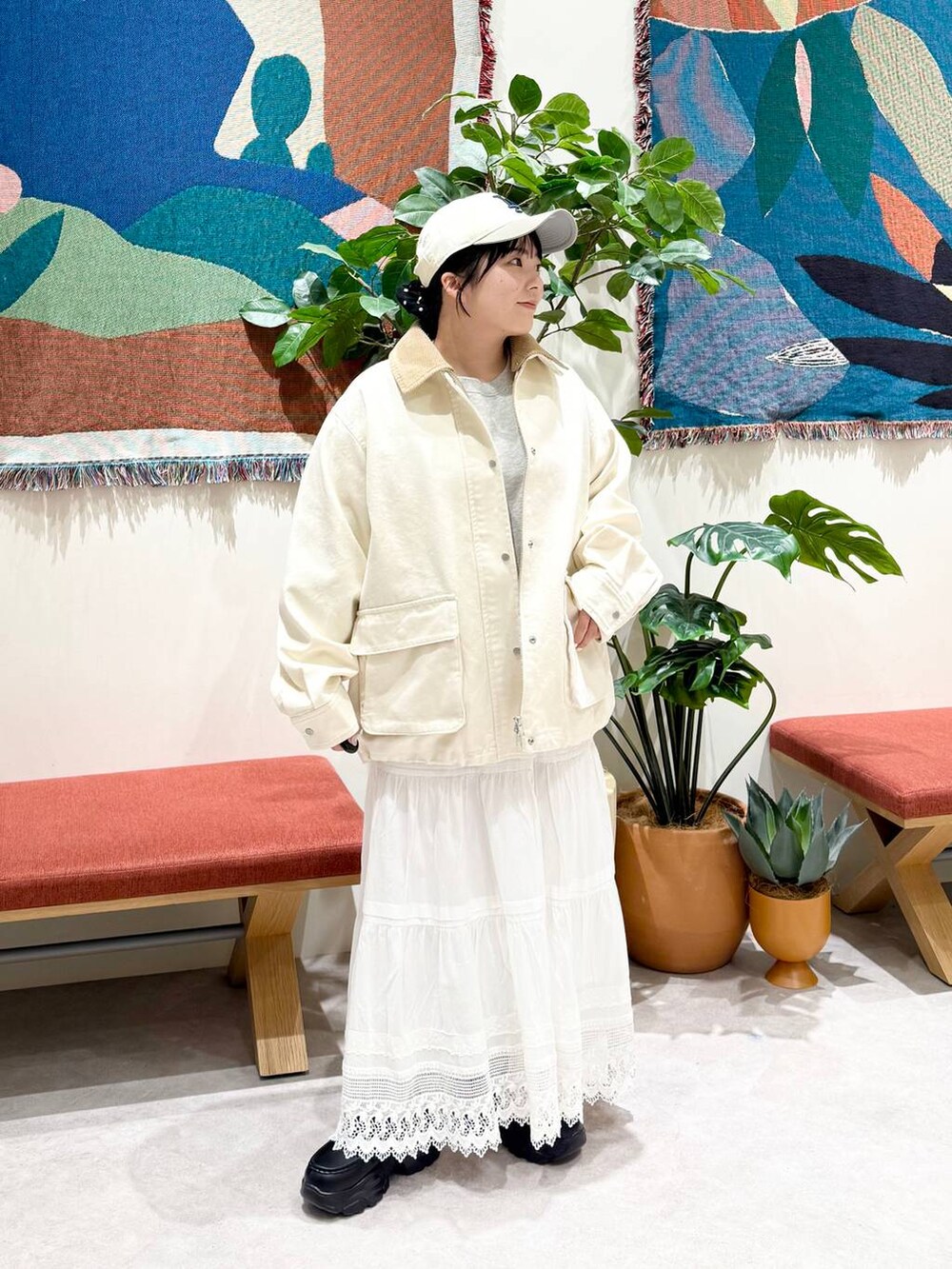 ブラック系のローファー、ホワイト系のその他アウター、グレー系のスウェットを着用したレディースの冬コーディネートの2枚目の写真