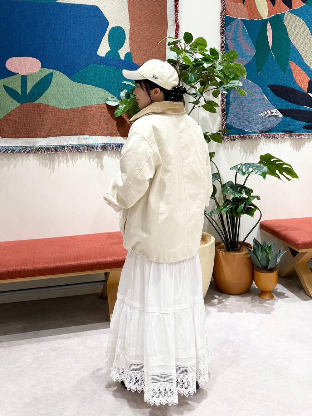 ブラック系のローファー、ホワイト系のその他アウター、グレー系のスウェットを着用したレディースの冬コーディネートの3枚目の写真