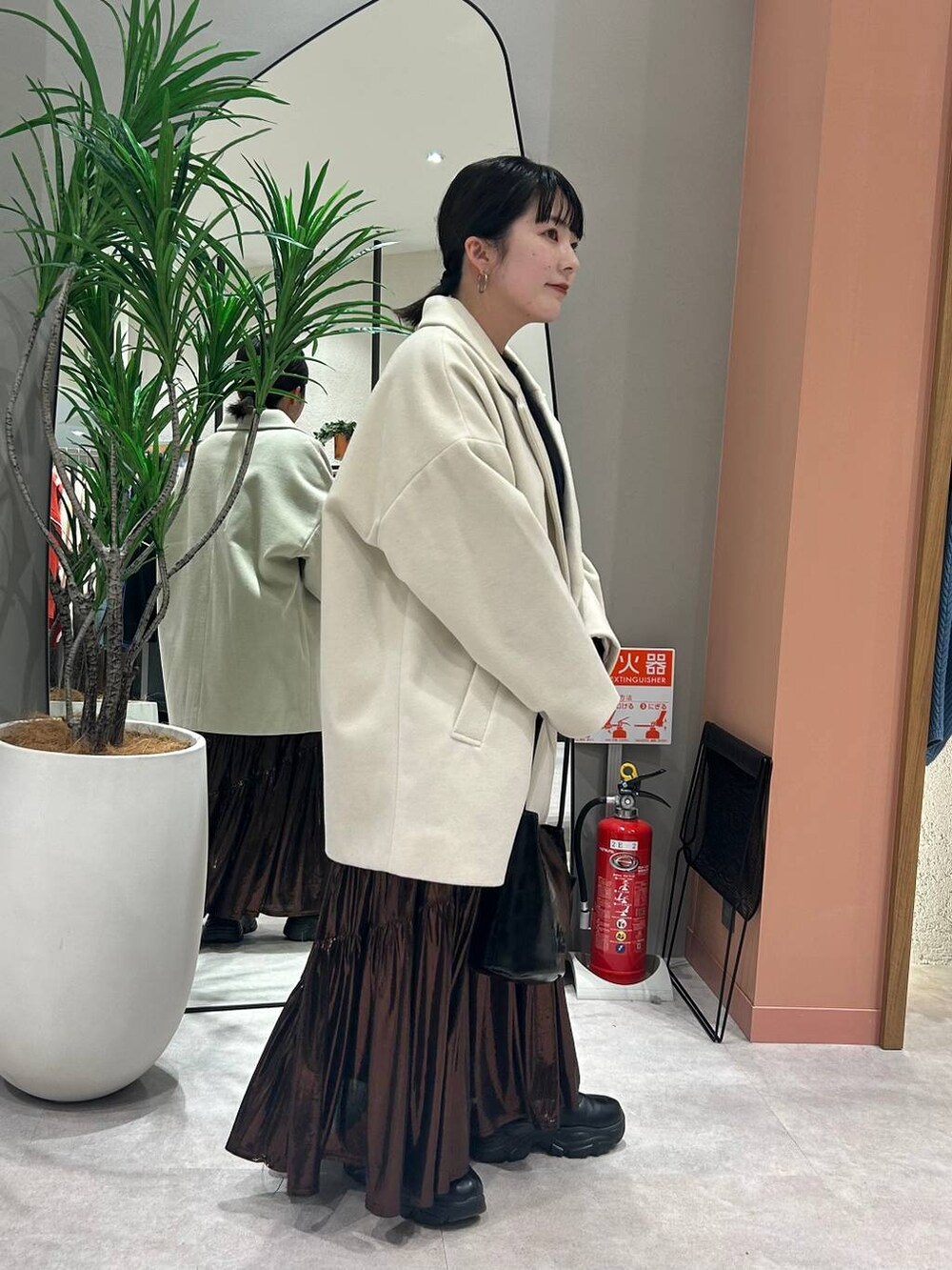 「ニット、スカート、低身長、カジュアル、差し色コーデ、ローリーズスタイル_LOWRYS FARM、大人女子カジュアル_LOWRYS FARM、LOWRYS FARM、アウター」|「LOWRYS FARMのダブルフェイスユルジャケット 116453(チェスターコート、ホワイト系)」を使った、aikaさん(レディース・147cm)の冬コーディネートの5枚目の写真